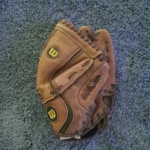 Used Wilson Kids T-Ball Right Hand Throw Infield AO425 Baseball Glove 9.5"