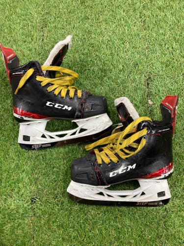 Used CCM JetSpeed FT485 Hockey Skates Regular Width Size 2.0 - Junior