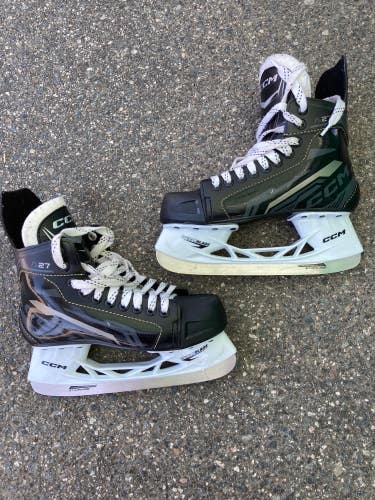 Used Intermediate CCM A27 Hockey Skates Regular Width Size 5