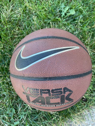 Nike Versa Tack Basketball Indoor/outdoor Size 27.5