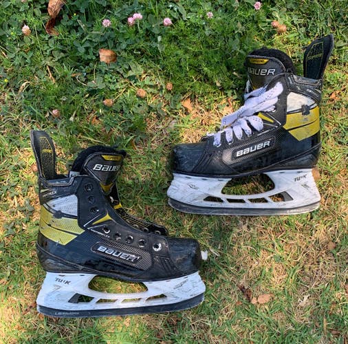 Used Junior Bauer Supreme Matrix Hockey Skates Regular Width Size 3