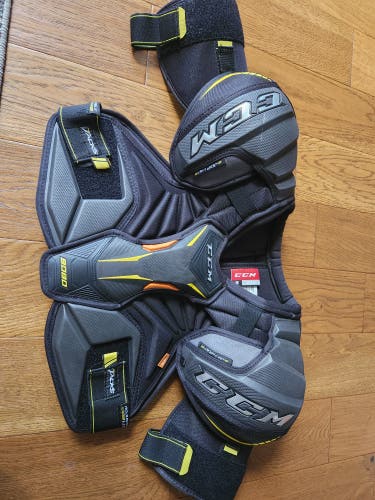 New Medium Senior CCM Tacks Shoulder Pads