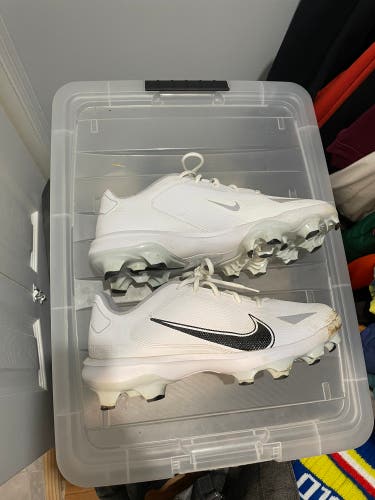 White Barley Used Men's Low Top Turf Cleats Trout