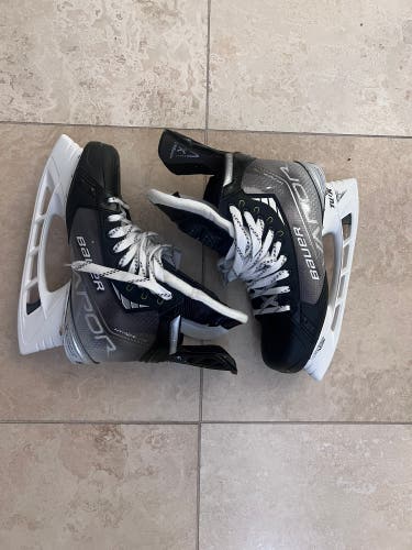 New Senior Bauer Regular Width  Pro Stock 10 Vapor Hyperlite Hockey Skates