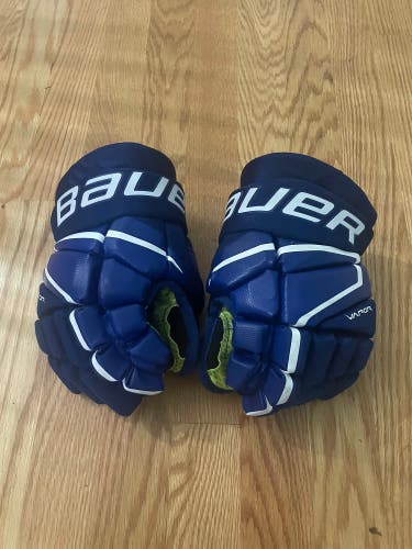 Used  Bauer 10" Vapor 3X Gloves