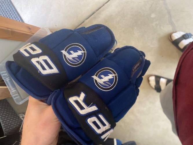 Used Bauer 13" Gloves