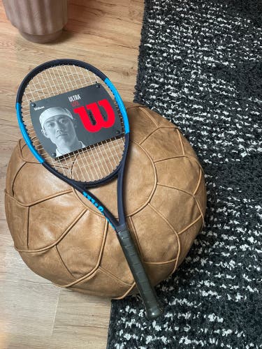 New Adult Wilson Ultra 100L Tennis Racquet