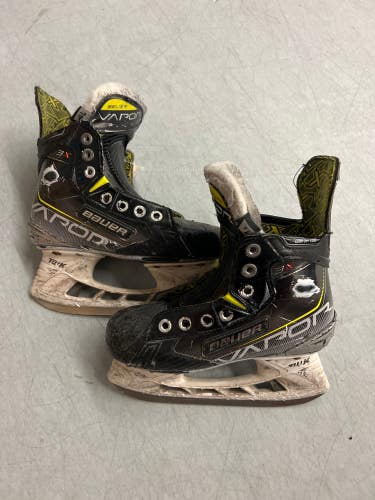 Used Junior Bauer Vapor 3X Hockey Skates | Size 1.5