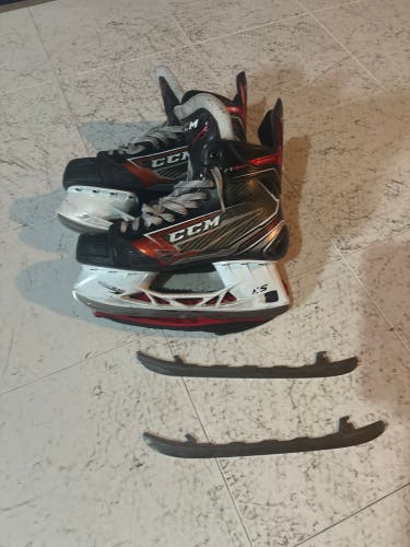 Used Senior CCM Regular Width   9.5 JetSpeed FT460 Hockey Skates