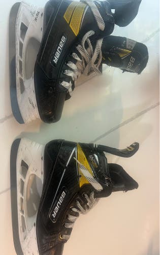 Used Bauer Regular Width Size 4.5 Supreme UltraSonic Hockey Skates