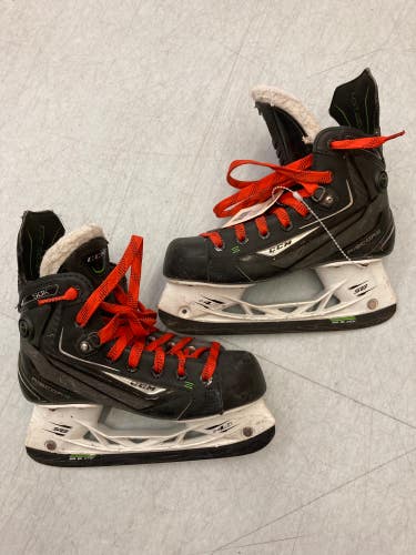 Used Junior CCM RibCor 50k Pump Hockey Skates Size 3.5