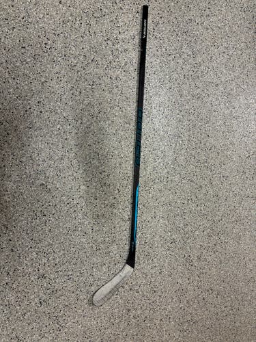 Intermediate Bauer Nexus E5 Pro Right Handed Hockey Stick P28
