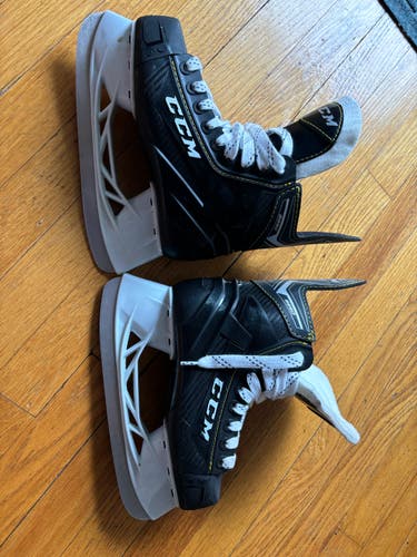 Used Youth CCM Tacks 9350 Hockey Skates Regular Width Size 2
