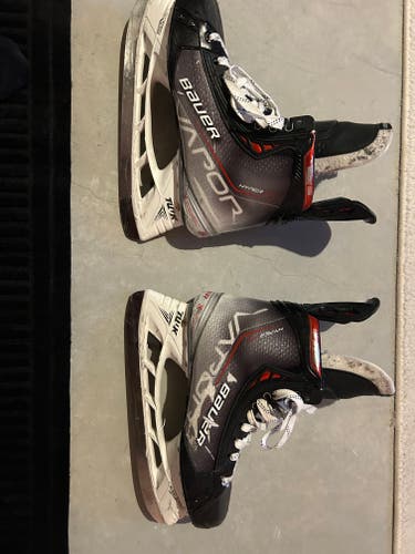 Used Senior Bauer Vapor Hyperlite Hockey Skates Regular Width Pro Stock 8.5