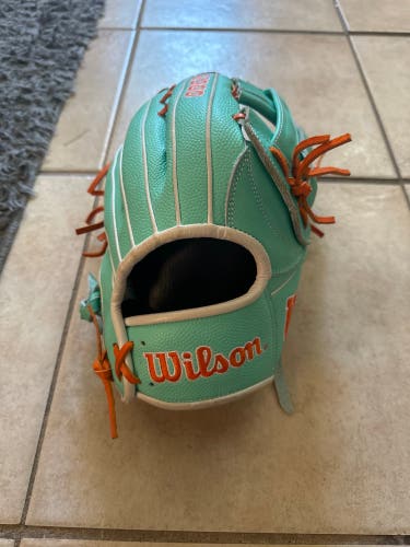 New  Outfield 12.75" A2000 Baseball Glove