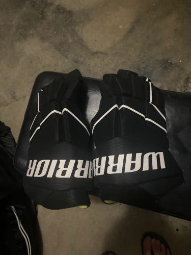 Used  Warrior 14" Alpha LX 40 Gloves