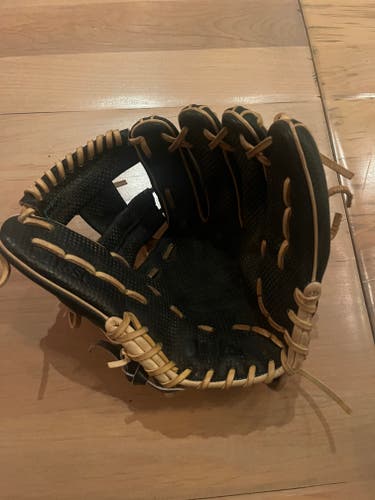 Used 2023 Wilson Right Hand Throw Infield A2000 Baseball Glove 11.5"