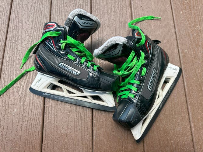Junior Bauer Vapor X700 Goalie Skates Regular Width Size 3 with Carbon blades