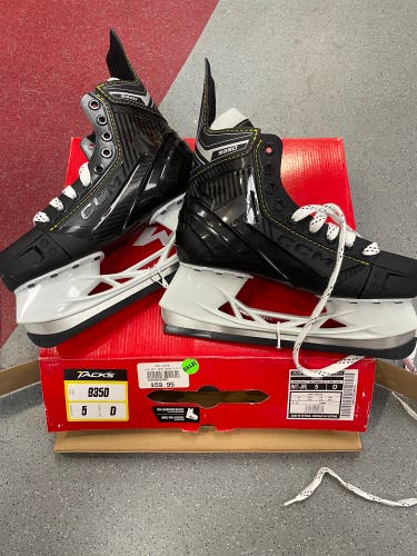New Intermediate CCM Regular Width  Size 5 Tacks Hockey Skates