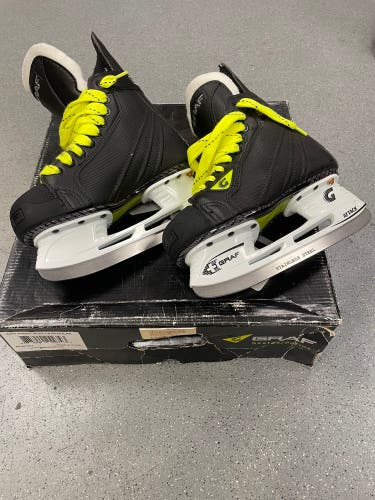 New Junior Graf Regular Width  Size 1 Supra 535s Hockey Skates