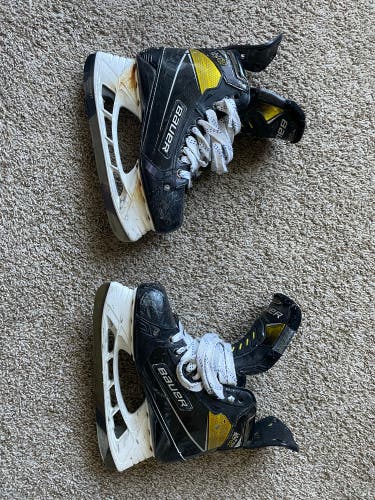 Used Senior Bauer  8.5 Supreme UltraSonic Hockey Skates