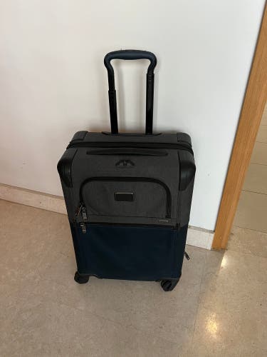 TUMI Suitcase/Luggage: Carry-On Size