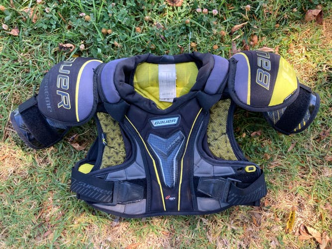 Used Medium Junior Bauer Supreme 1S Shoulder Pads