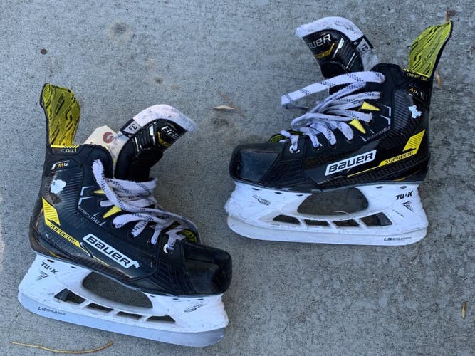 Used Junior Bauer Supreme M4 Hockey Skates Regular Width Size 3.5