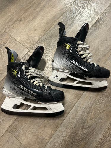 Lightly Used Intermediate Bauer Regular Width   Size 5.5 Vapor Hyperlite 2 Hockey Skates