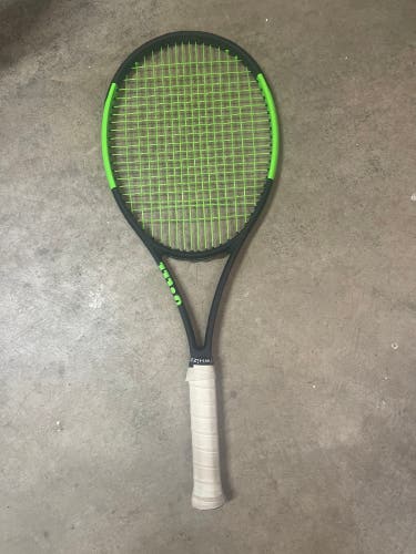 Wilson Blade v6 98 (4 3/8 great condition only a few chips on paint) strings are hyper g