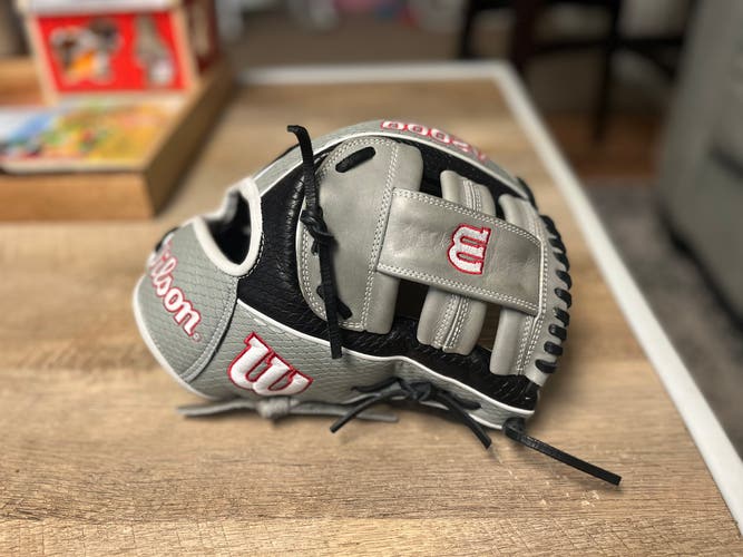 FSO Slightly Used Wilson A2000 11.5 TA7 Game Spec