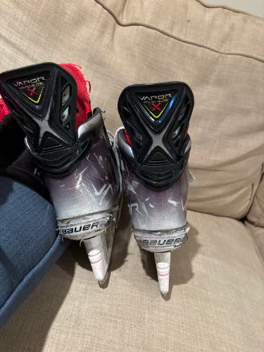 Used Intermediate Bauer Regular Width 7 Vapor Hyperlite Hockey Skates