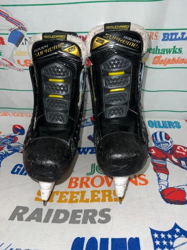 Bauer Supreme 2S Pro Youth/ Intermediate Hockey Skates size 4.5