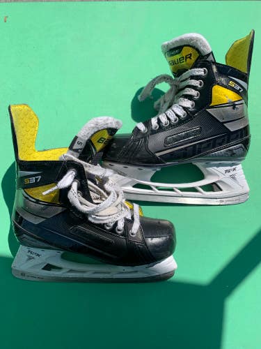 Used Intermediate Bauer Supreme S37 Hockey Skates Regular Width Size 5