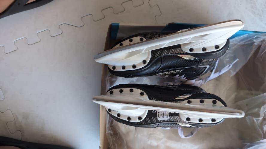 New Intermediate Bauer Vapor X3.5 Hockey Skates Regular Width Size 4