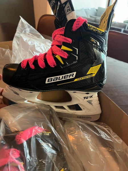 Junior Bauer Regular Width Size 2.5 Supreme M4 Hockey Skates