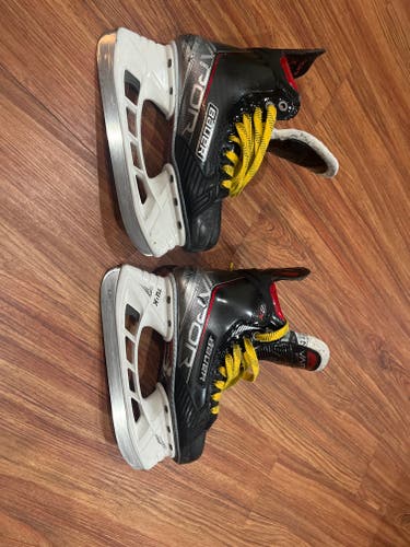 Used Intermediate Bauer Vapor 3X Hockey Skates Size 4.5