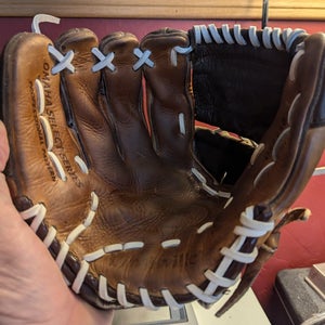 Used Left Hand Throw Louisville Slugger Pitcher's Omaha Baseball Glove 11.5"