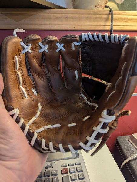 Used Left Hand Throw Louisville Slugger Pitcher's Omaha Baseball Glove 11.5"