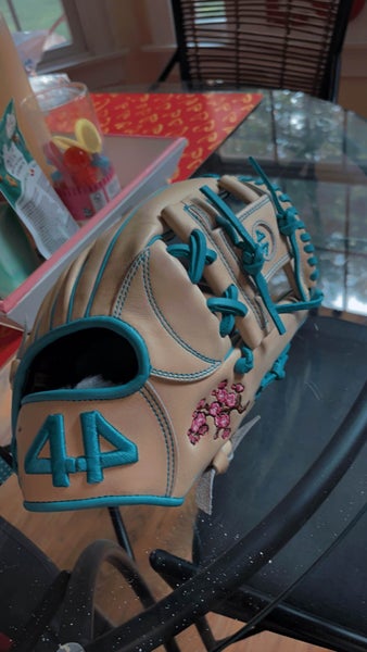 44 Pro glove Blonde main leather, Light blue stitching/welting/laces