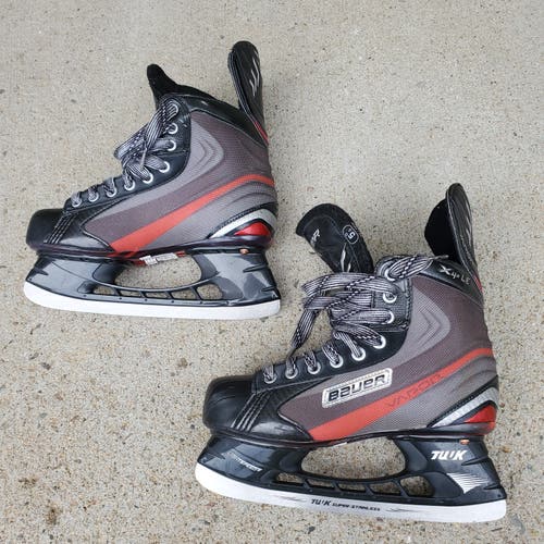 Used Intermediate Bauer Vapor X4.0 Hockey Skates Regular Width Size 5.5