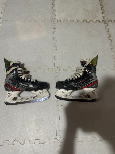 Used Youth Bauer Regular Width  8.5 Vapor X2.9 Hockey Skates