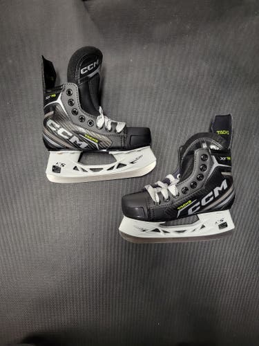 New Mutiple Size Junior CCM Tacks XF70 Hockey Skates Regular Width