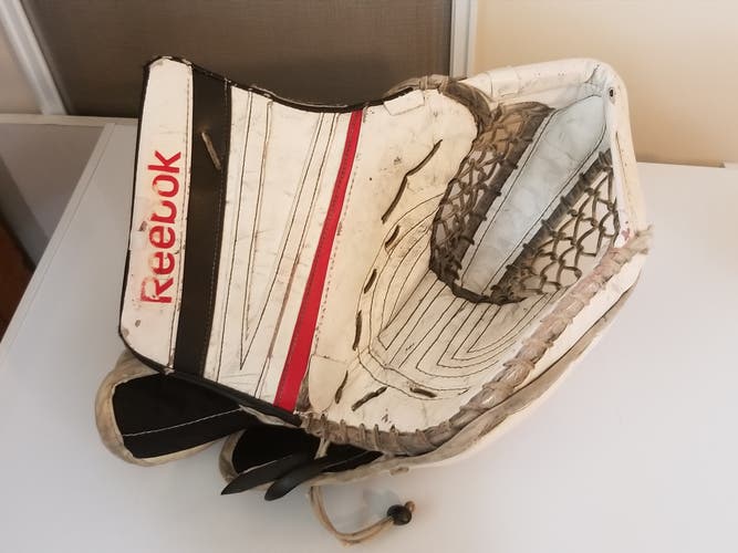 Reebok Regular Premier 4 Pro goalie glove (580 angle)