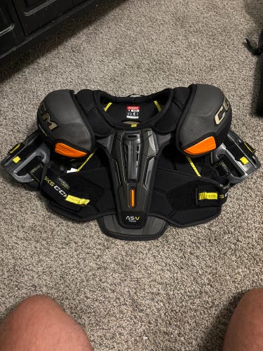 New Medium CCM Tacks AS-V Pro Shoulder Pads