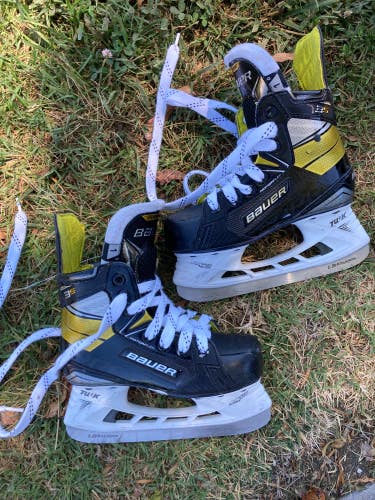 Used Junior Bauer Supreme 3S Hockey Skates | Size 1