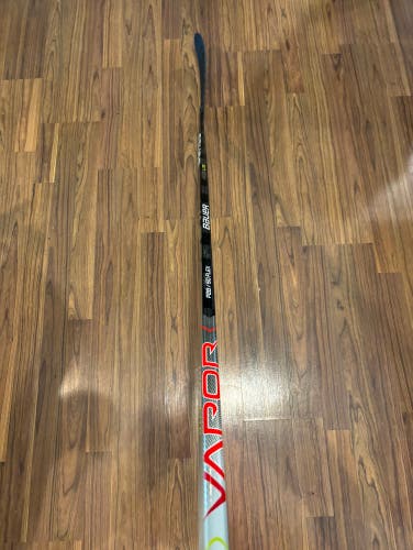 Used Junior Bauer Right Handed P28 Vapor Hyperlite Hockey Stick