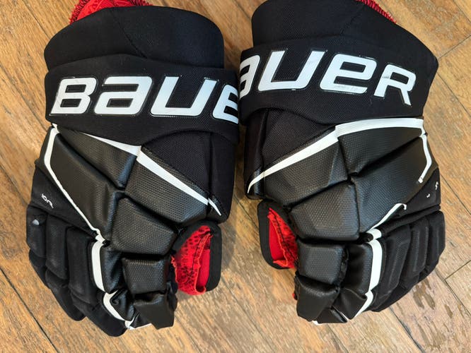 Bauer Jr 35” Gloves/Great Condition-2 small surface tears outside