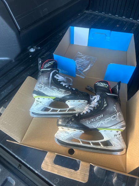 Used Senior Bauer 7.5 Vapor Hyperlite Hockey Skates