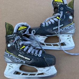 Used Junior Bauer Vapor 3X Hockey Skates | Size 2.5